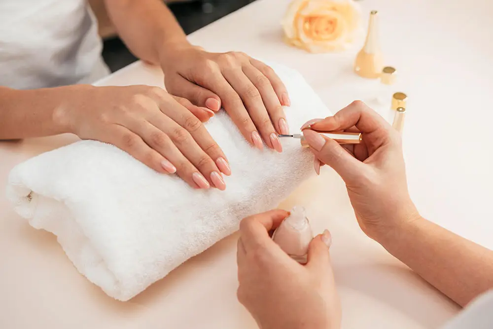 Mooie nagels worden gelakt tijdens een manicure behandeling